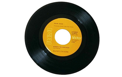 45 RPM Hank Snow North to Chicago / Friends - NM original sleeve RCA (1973)